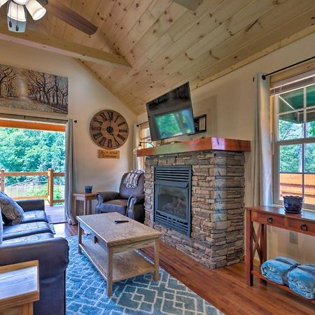 Cozy Riverfront Cabin With Private Deck And Hot Tub! Bryson City Exterior photo
