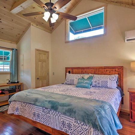 Cozy Riverfront Cabin With Private Deck And Hot Tub! Bryson City Exterior photo