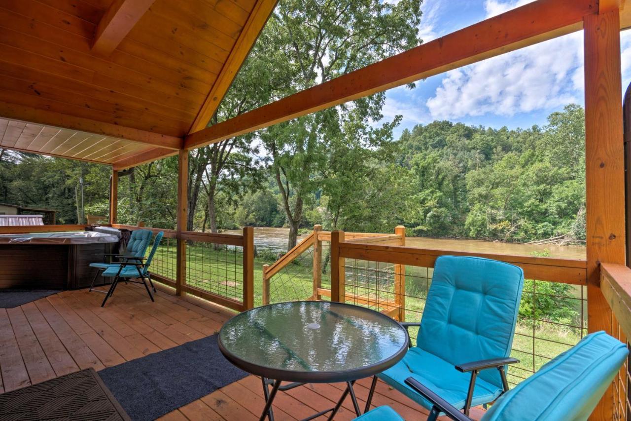 Cozy Riverfront Cabin With Private Deck And Hot Tub! Bryson City Exterior photo