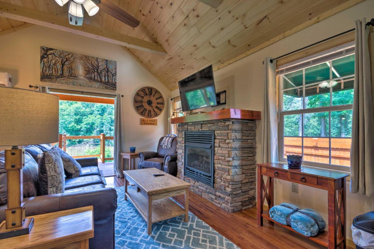 Cozy Riverfront Cabin With Private Deck And Hot Tub! Bryson City Exterior photo