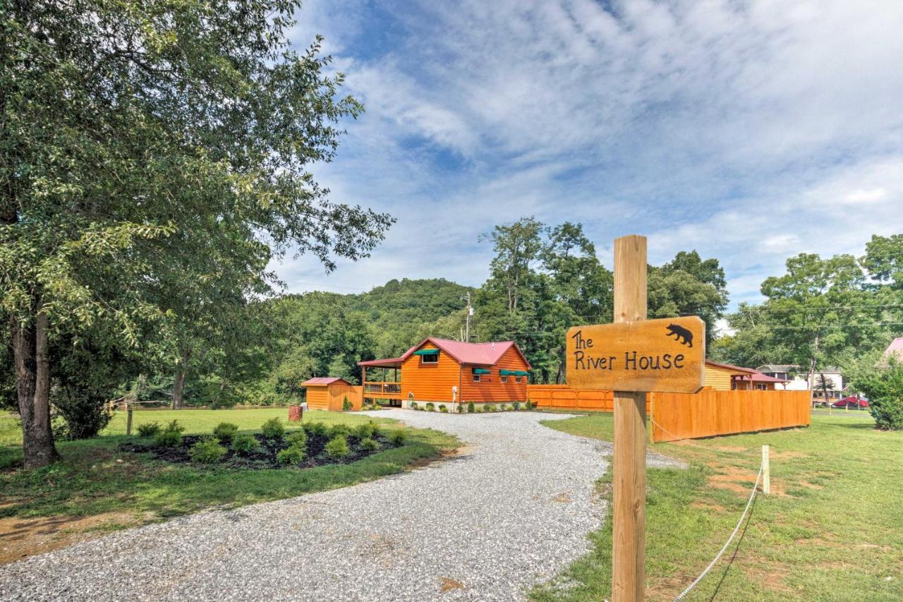 Cozy Riverfront Cabin With Private Deck And Hot Tub! Bryson City Exterior photo