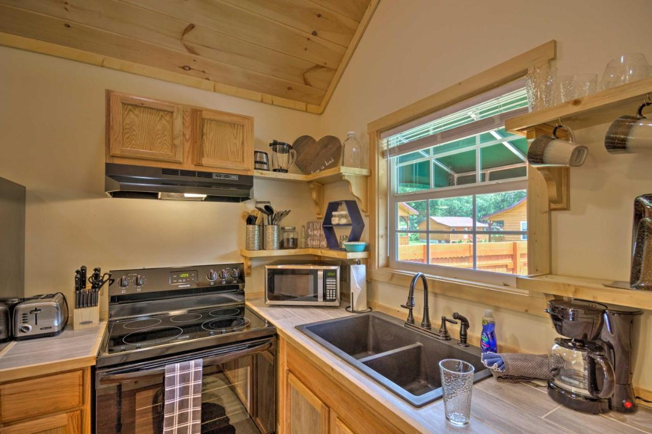 Cozy Riverfront Cabin With Private Deck And Hot Tub! Bryson City Exterior photo