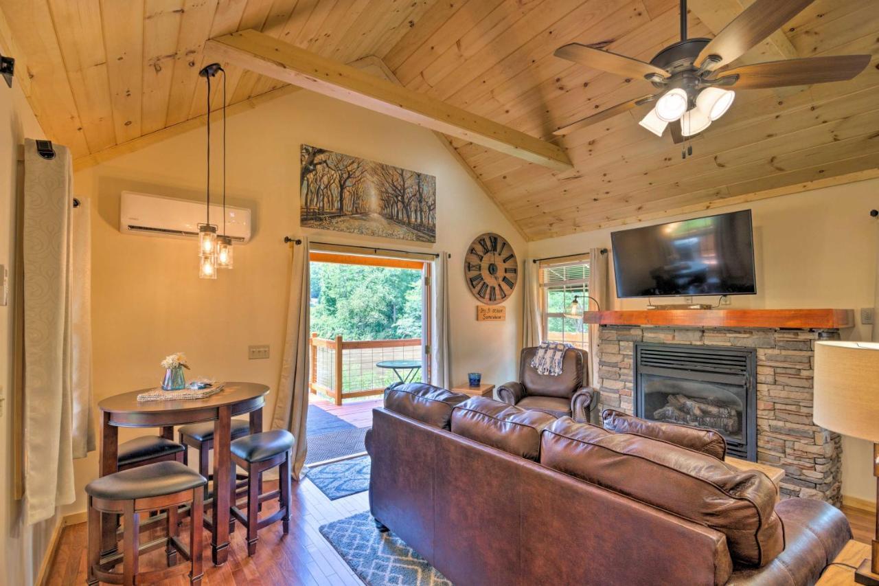 Cozy Riverfront Cabin With Private Deck And Hot Tub! Bryson City Exterior photo