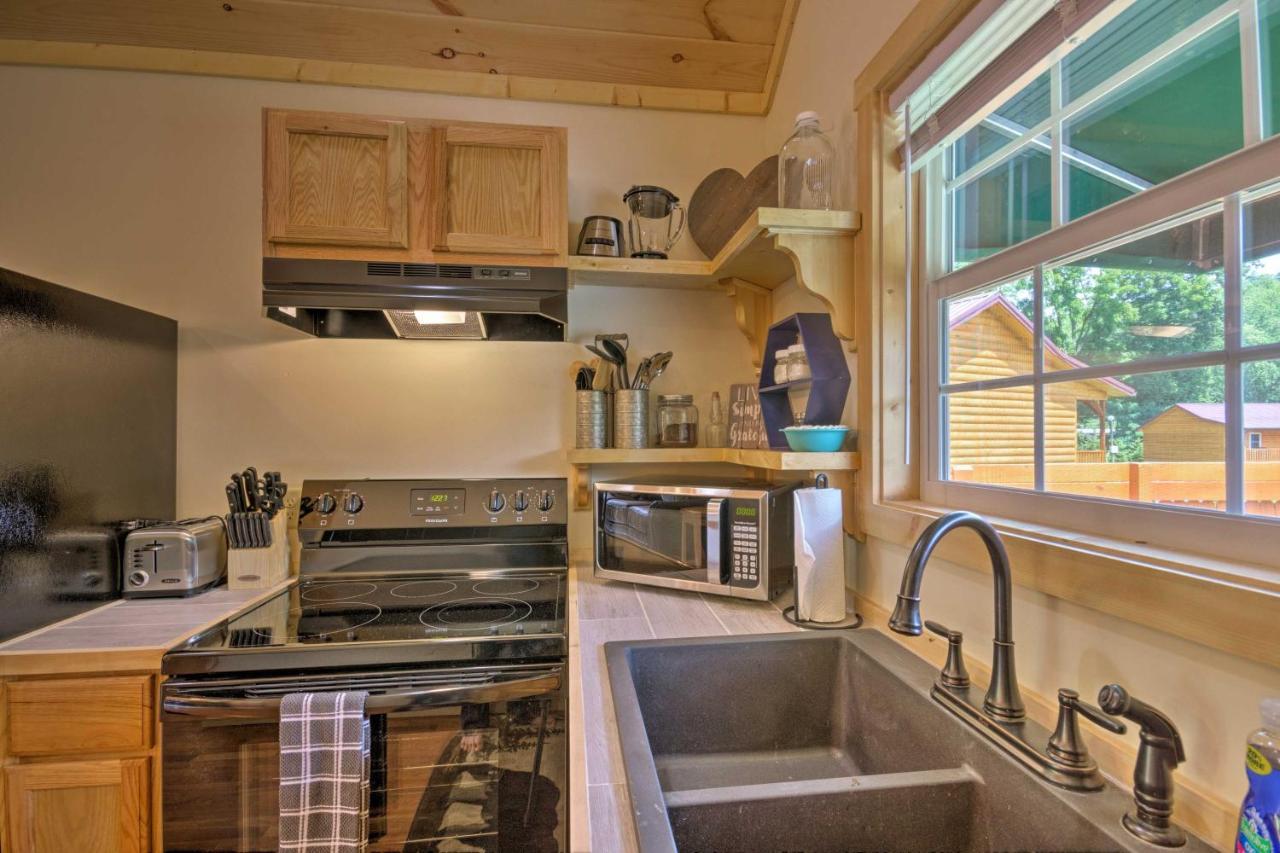 Cozy Riverfront Cabin With Private Deck And Hot Tub! Bryson City Exterior photo