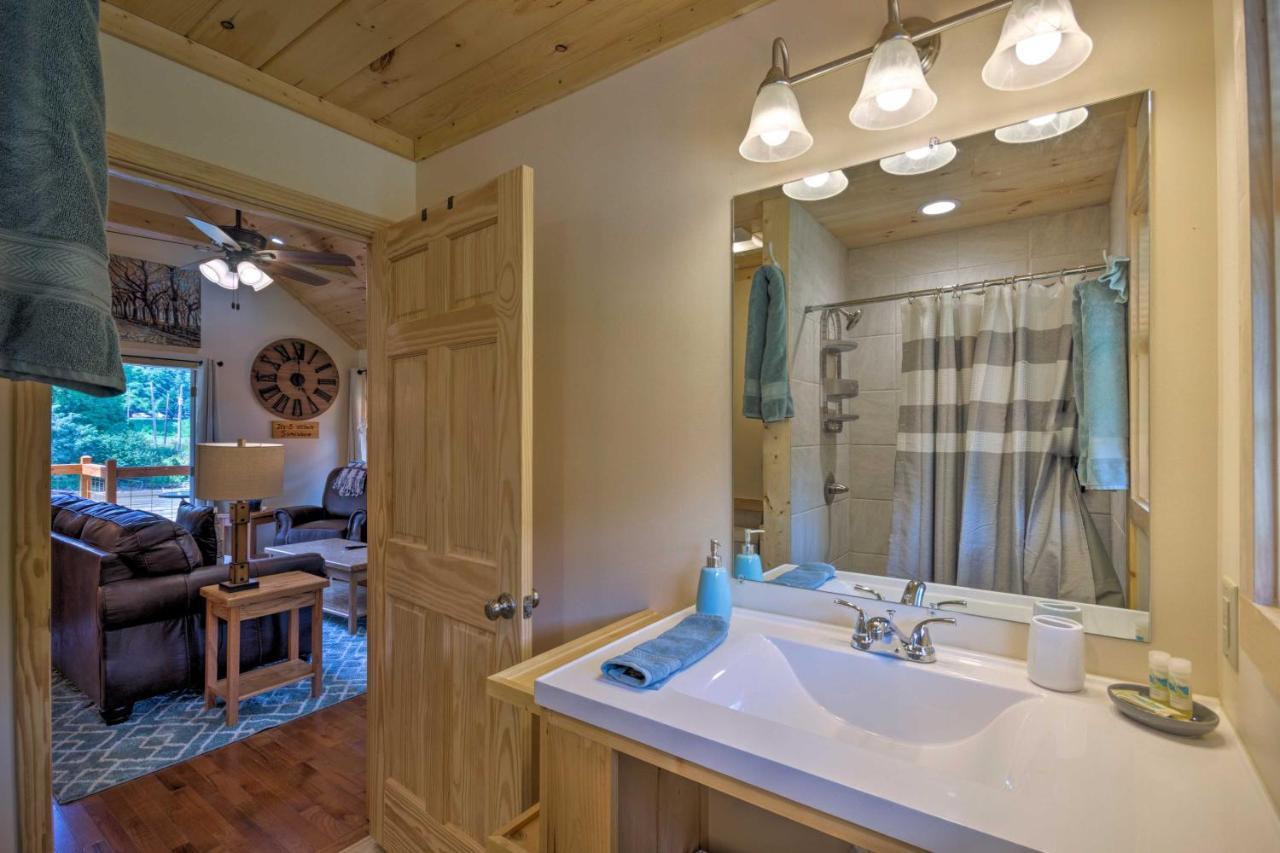 Cozy Riverfront Cabin With Private Deck And Hot Tub! Bryson City Exterior photo