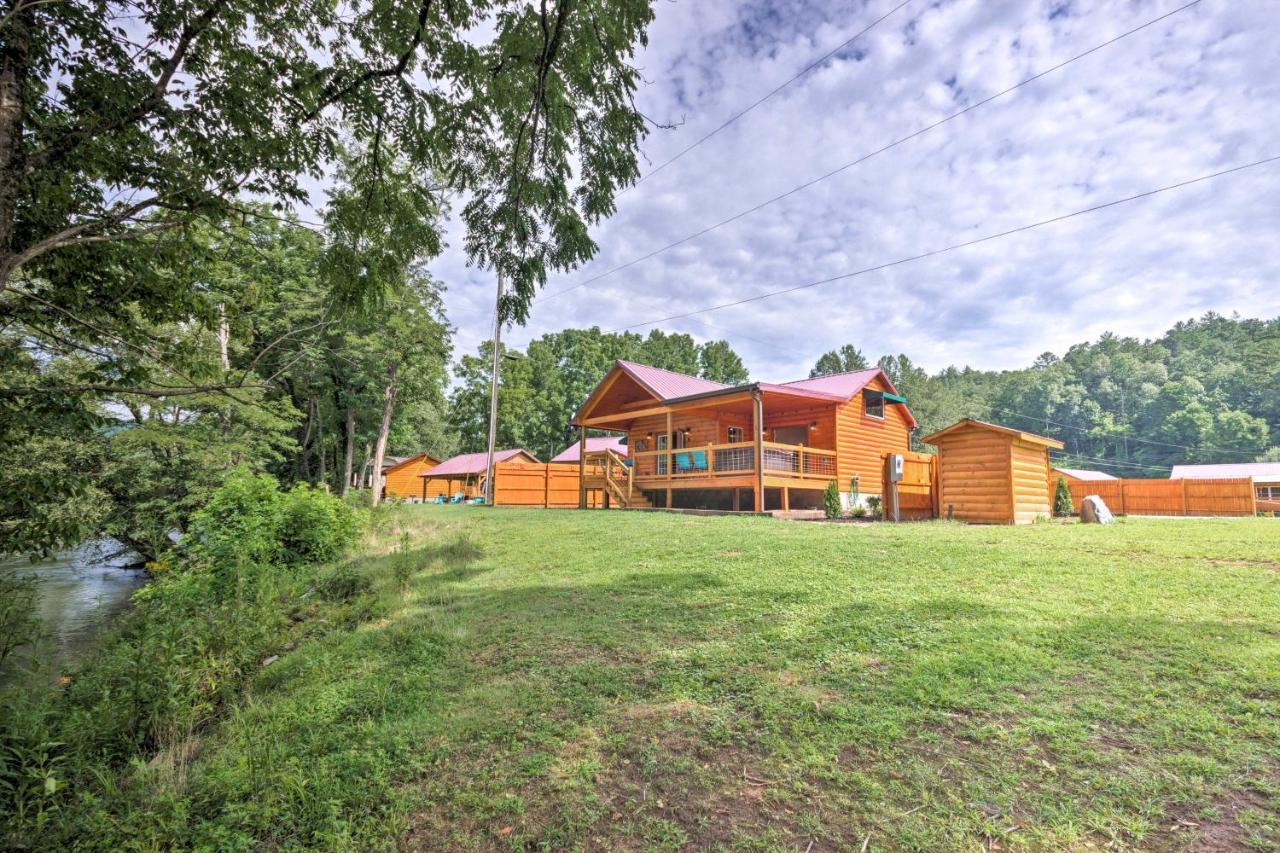 Cozy Riverfront Cabin With Private Deck And Hot Tub! Bryson City Exterior photo