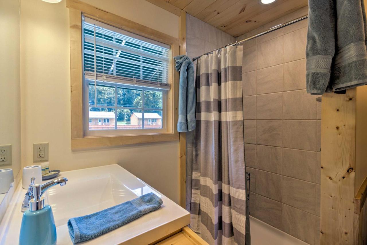 Cozy Riverfront Cabin With Private Deck And Hot Tub! Bryson City Exterior photo