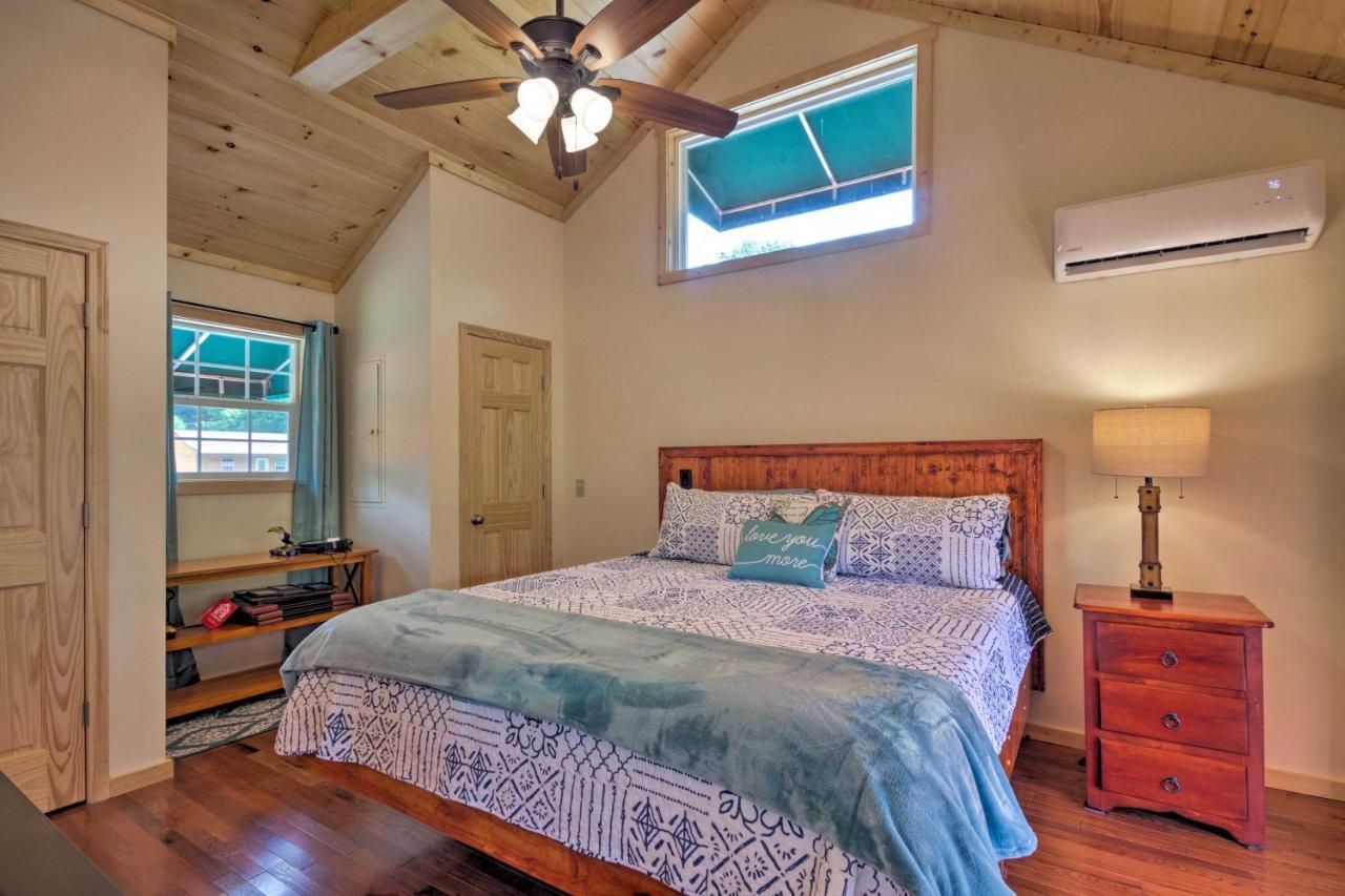 Cozy Riverfront Cabin With Private Deck And Hot Tub! Bryson City Exterior photo
