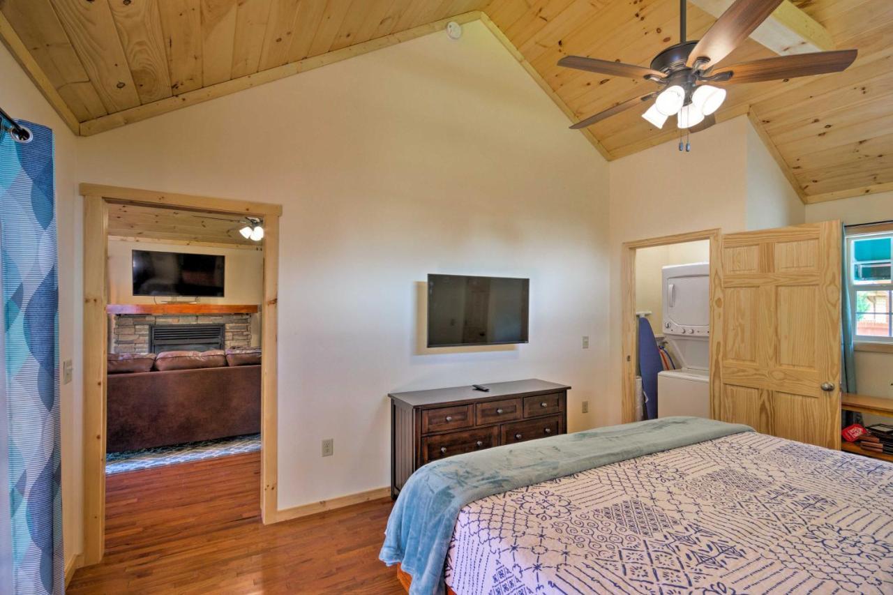Cozy Riverfront Cabin With Private Deck And Hot Tub! Bryson City Exterior photo