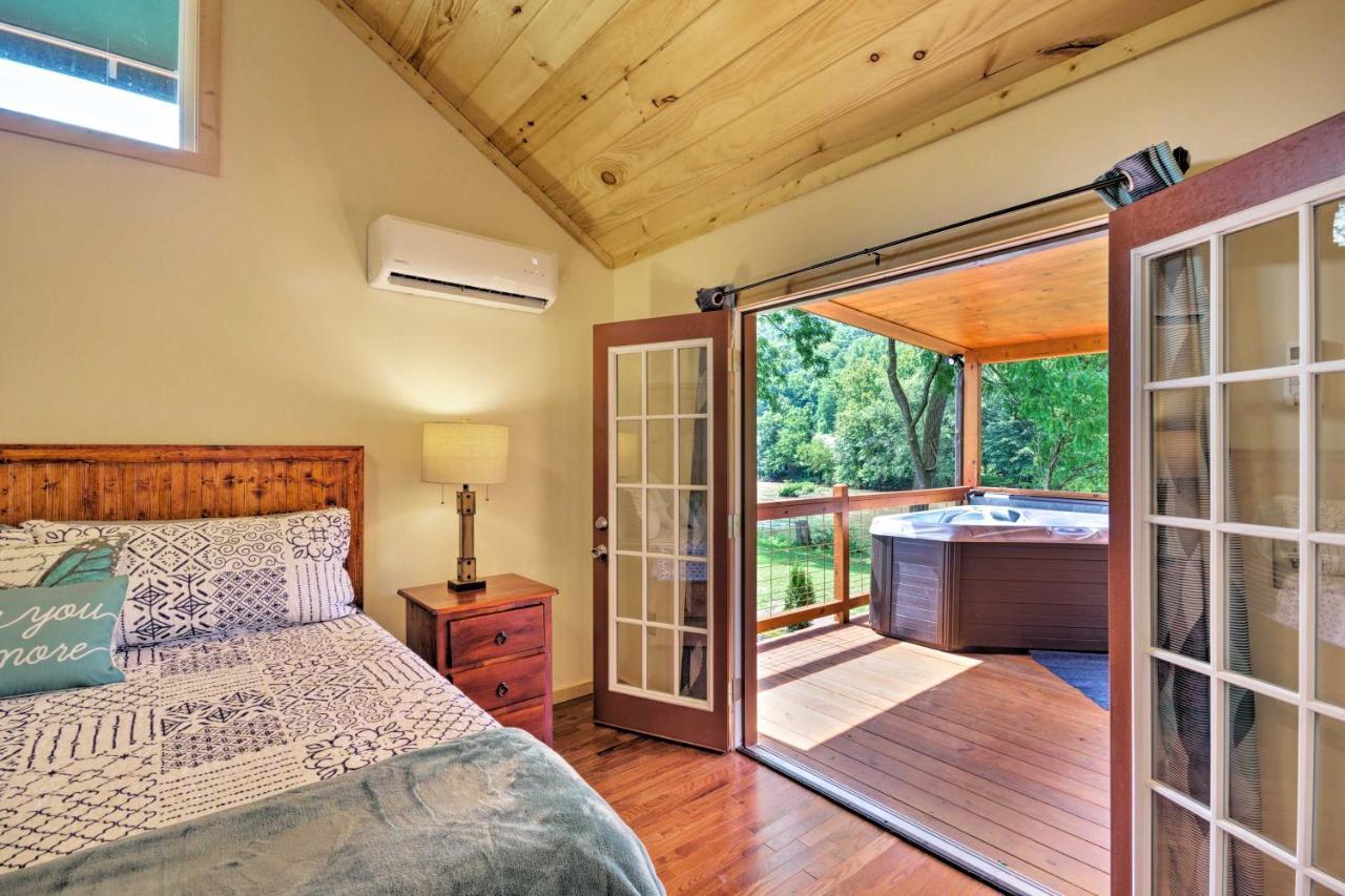 Cozy Riverfront Cabin With Private Deck And Hot Tub! Bryson City Exterior photo