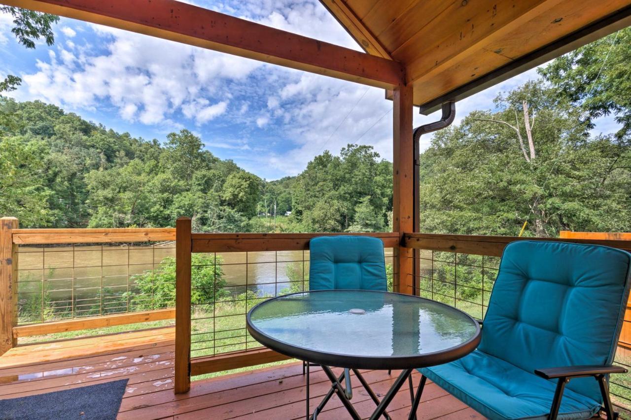 Cozy Riverfront Cabin With Private Deck And Hot Tub! Bryson City Exterior photo