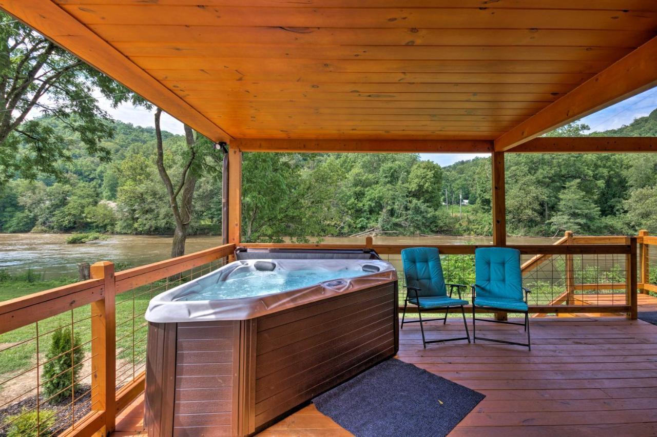 Cozy Riverfront Cabin With Private Deck And Hot Tub! Bryson City Exterior photo