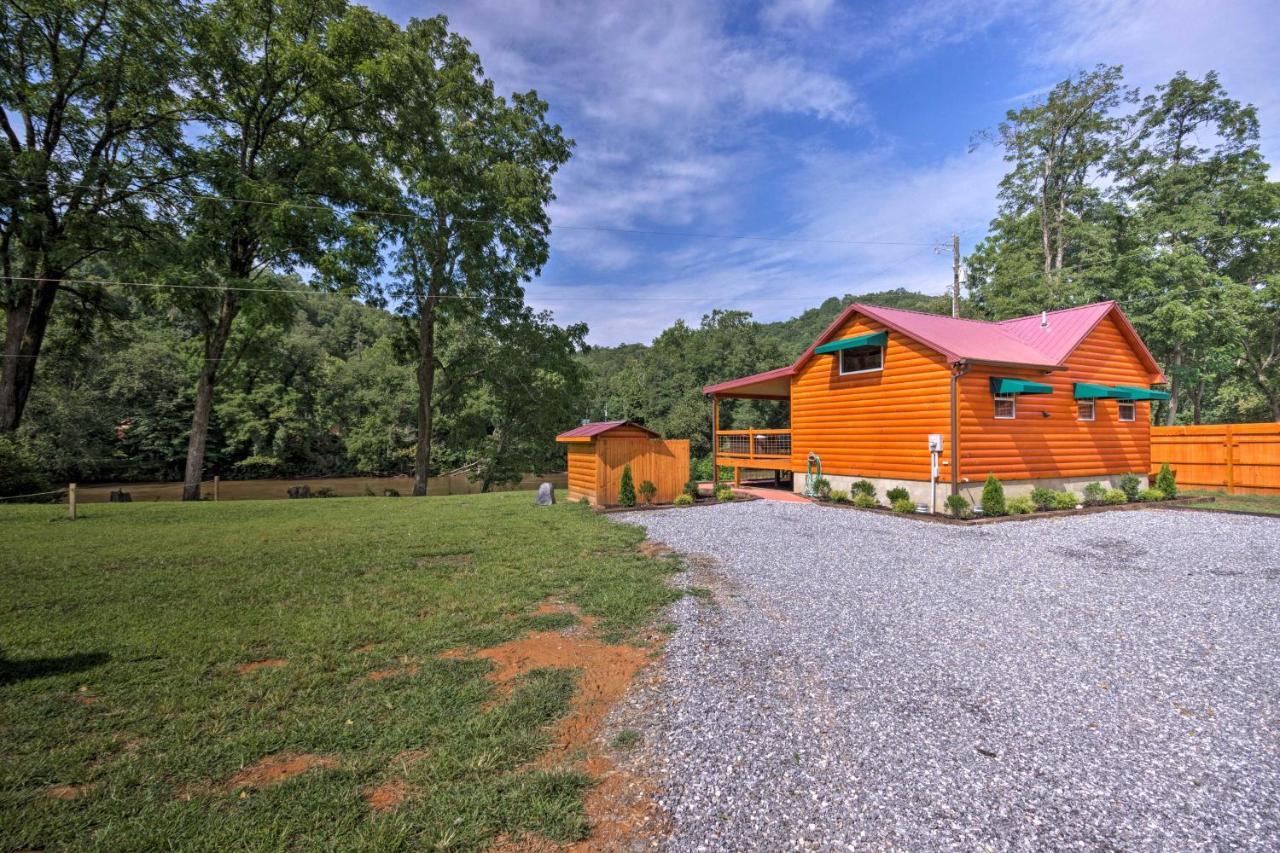 Cozy Riverfront Cabin With Private Deck And Hot Tub! Bryson City Exterior photo