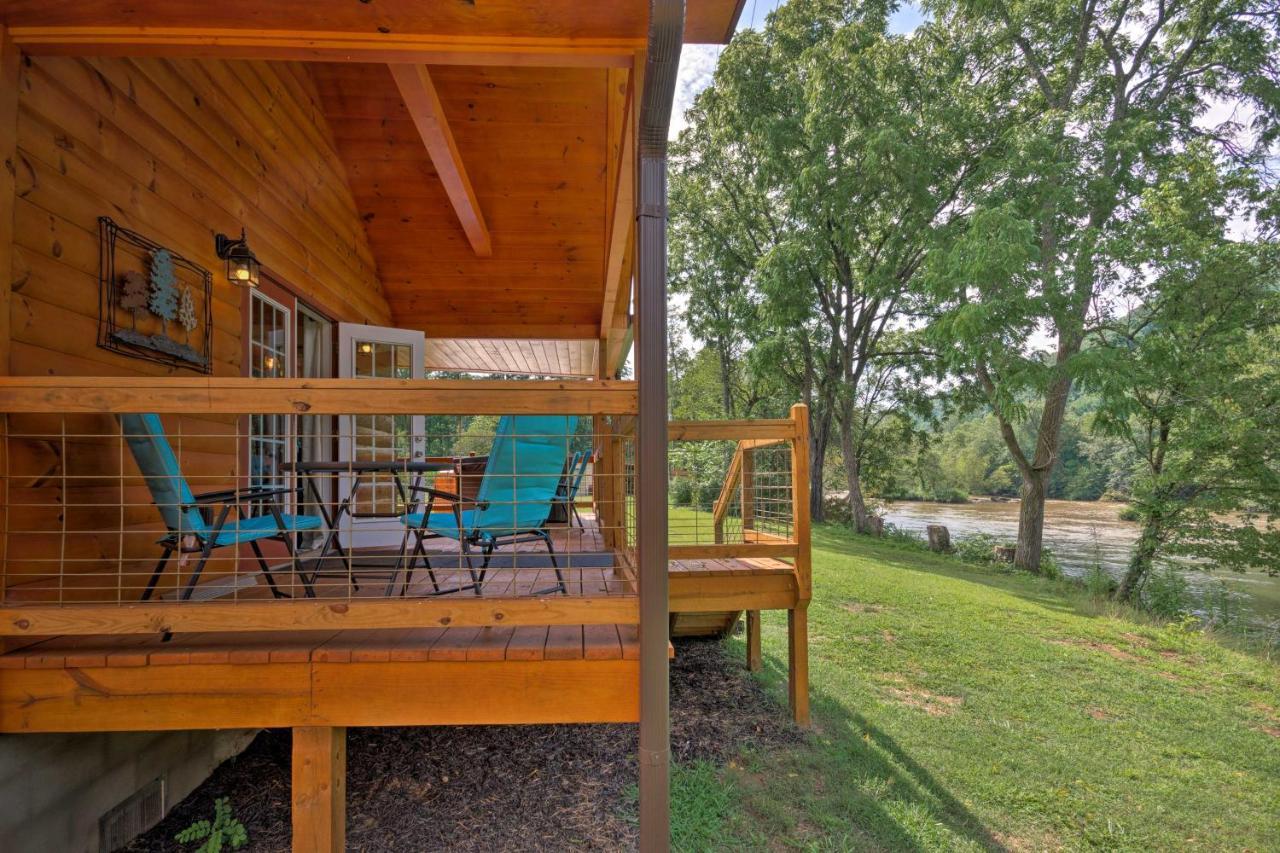 Cozy Riverfront Cabin With Private Deck And Hot Tub! Bryson City Exterior photo