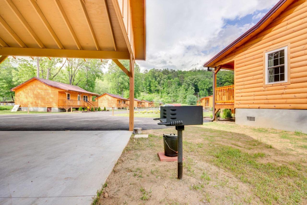 Cozy Riverfront Cabin With Private Deck And Hot Tub! Bryson City Exterior photo