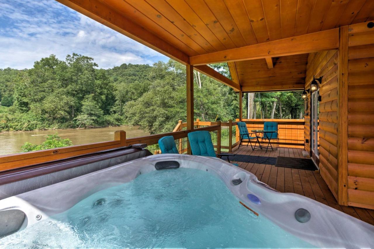Cozy Riverfront Cabin With Private Deck And Hot Tub! Bryson City Exterior photo