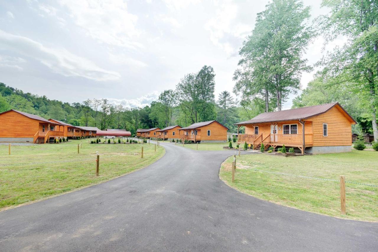Cozy Riverfront Cabin With Private Deck And Hot Tub! Bryson City Exterior photo